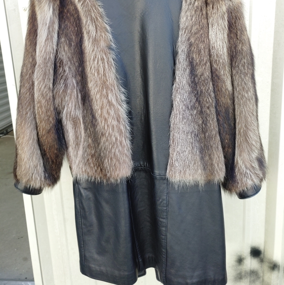 GORGEOUS GENUINE RACCOON FUR/ BLACK GENUINE LEATHER CAR COAT SIZE XL - Picture 4 of 10